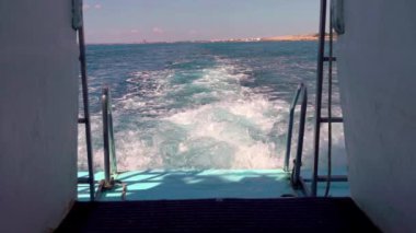 Boat Wake 'de. Tekneden su son sürat kalkıyor. Yavaş çekim