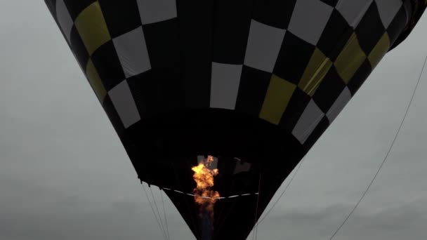 Balão Quente Preparando Para Decolagem Após Pôr Sol Dia Nublado — Vídeo de Stock