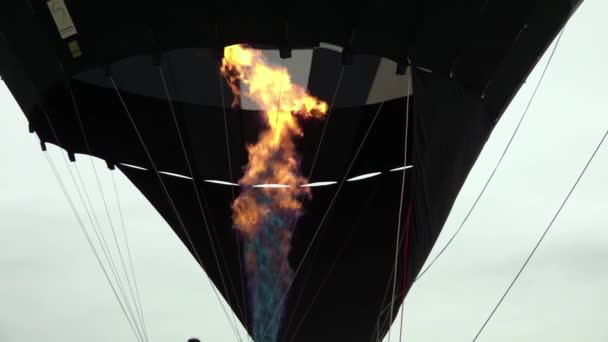 Horkovzdušný Balón Připravuje Startu Západu Slunce Zamračeném Dni — Stock video