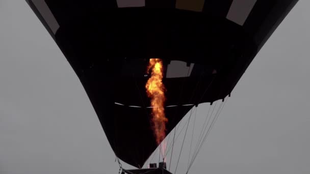 Heißluftballon Bereitet Sich Nach Sonnenuntergang Einem Bewölkten Tag Auf Den — Stockvideo