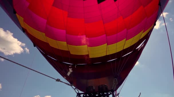 Balão Quente Preparando Para Decolagem Após Pôr Sol Dia Nublado — Vídeo de Stock