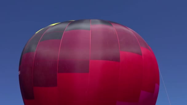 Balon Gorące Powietrze Przygotowujący Się Startu Zachodzie Słońca Pochmurny Dzień — Wideo stockowe