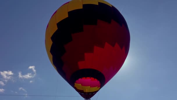 Balão Quente Preparando Para Decolagem Após Pôr Sol Dia Nublado — Vídeo de Stock