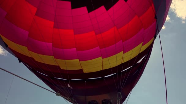 Balon Gorące Powietrze Przygotowujący Się Startu Zachodzie Słońca Pochmurny Dzień — Wideo stockowe