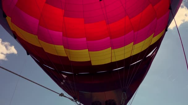 Balão Quente Preparando Para Decolagem Após Pôr Sol Dia Nublado — Vídeo de Stock