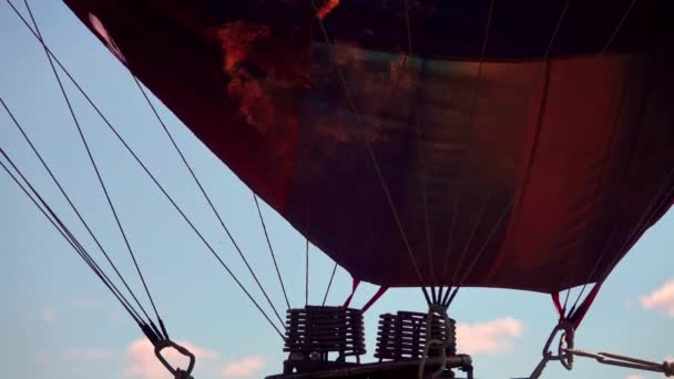 Varmluftsbaloon Som Förbereder Sig För Start Efter Solnedgången Mulen Dag — Stockvideo