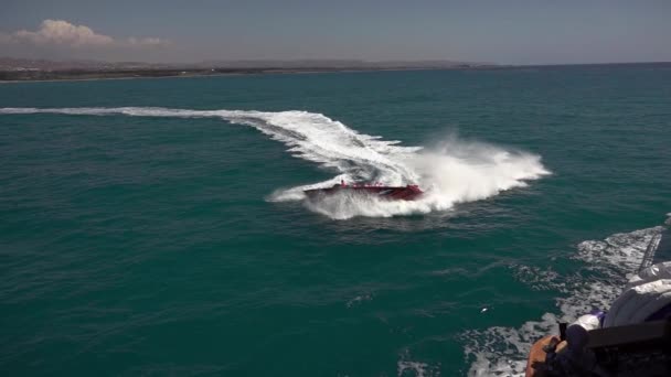 Motorboot Manövriert Mit Hoher Geschwindigkeit Zeitlupe — Stockvideo