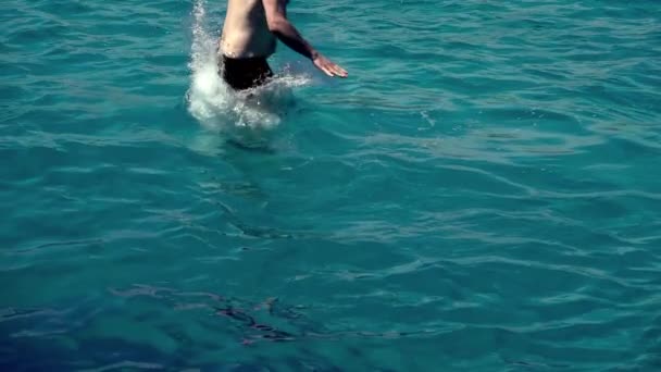 Mann Springt Ins Wasser Sommer Strandaktivität Zeitlupe — Stockvideo