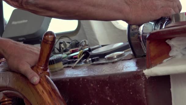 男の手は船の舵を握っている 海での航海冒険 桟橋の船長の手 — ストック動画