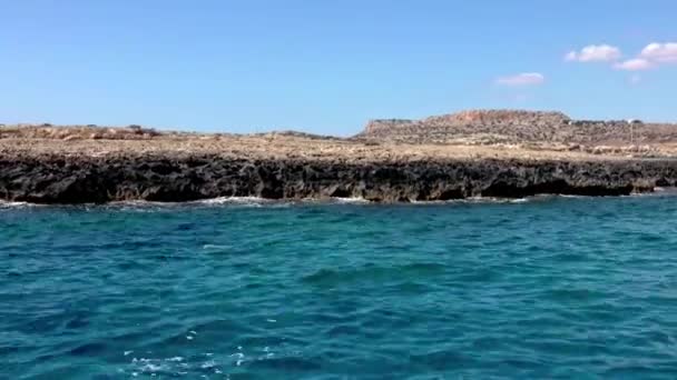 Dalgaların Kayalıklara Çarptığı Engebeli Güzel Sahil Şeridi Hareket Eden Teknenin — Stok video