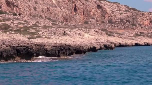 Schöne Zerklüftete Küste Mit Wellen Die Gegen Die Klippen Krachen — Stockvideo