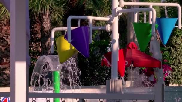 公園内に水が噴き出す大きなバケツ 観光名所夏のテーマ スローモーション — ストック動画
