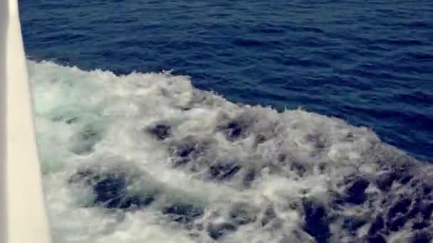 Motorówka Morzu Boczny Przed Jachtem Motorowym Wychodzącym Morze Koncepcja Podróży — Wideo stockowe