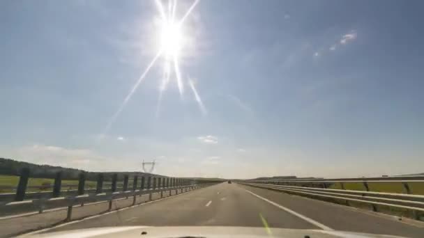 Автомобіль Їде Шосе Через Пагорби Літній День — стокове відео