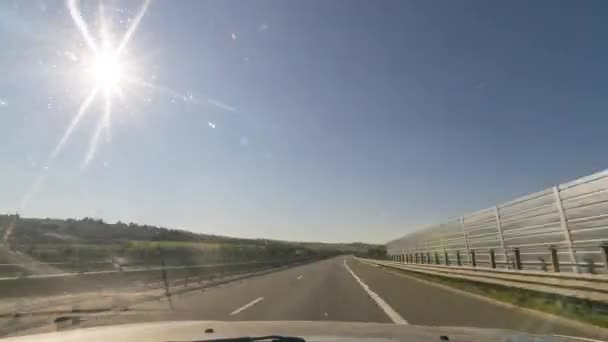 Coche Conduciendo Por Carretera Través Colinas Día Verano — Vídeo de stock