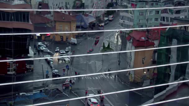 Straßenverkehr Der Nacht Spiegelt Sich Einem Modernen Glasgebäude Wider Zeitraffer — Stockvideo