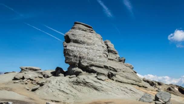 Sfenks Bucegi, Bucegi Platosu, berrak gökyüzü ile bir gün — Stok video