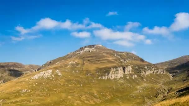 Pico de montaña en un día soleado — Vídeo de stock