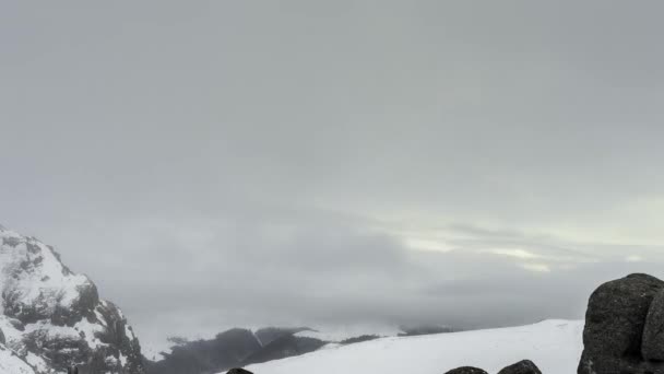 白雪覆盖的山脉，与低云 — 图库视频影像