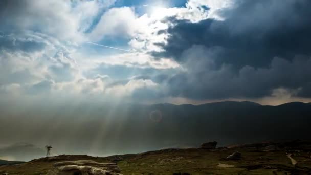 Vista de la meseta de montaña sobre el valle con paisaje nublado — Vídeos de Stock