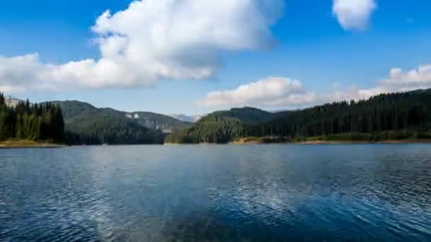 Гірське озеро ввечері — стокове відео