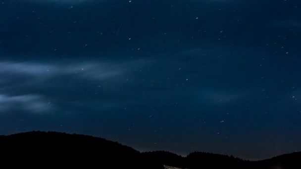 Noche estrellas cielo con picos de montaña — Vídeos de Stock