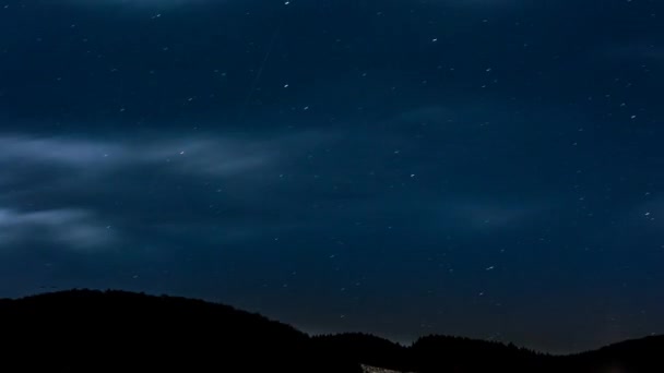 ciel étoilé nocturne avec sommets montagneux 