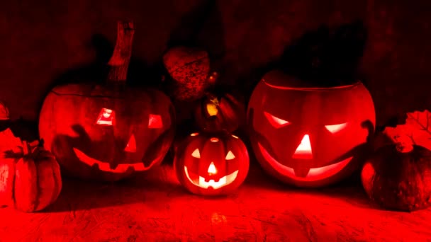 Spaventose zucche di Halloween dopo il tramonto — Video Stock