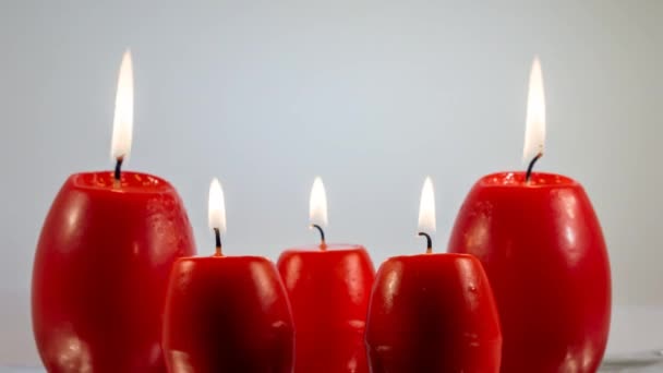 Huevo de Pascua rojo forma velas ardiendo — Vídeo de stock