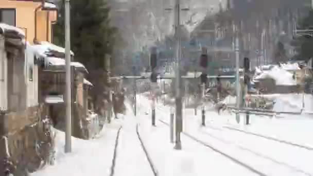 Passeio de trem das montanhas para as planícies — Vídeo de Stock