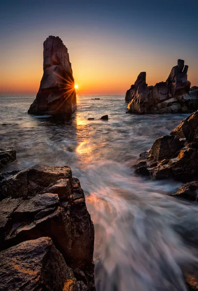 Dawn Tussen Rotsen Sea Zonsopgang Kust Van Zwarte Zee Buurt — Stockfoto