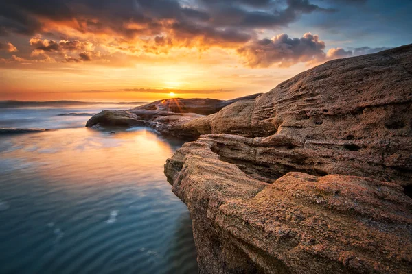 Een rotsachtige zonsopgang — Stockfoto