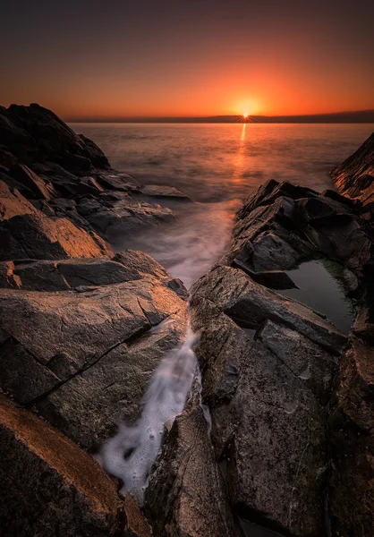 岩の間の夜明け — ストック写真