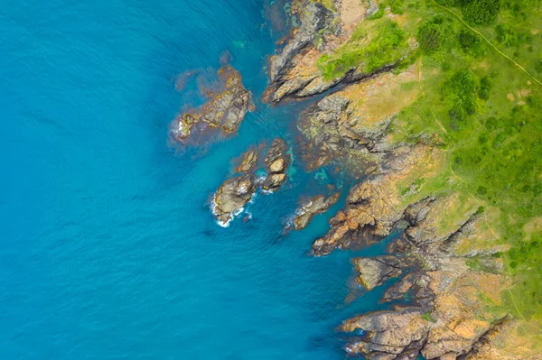 澄んだ青い海 黒海沿岸 ブルガリアに囲まれた美しい崖のある絵のような海岸線の空中ビュー — ストック写真