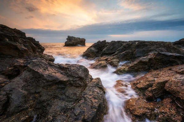 Stormachtige Zee Met Prachtige Ochtendlucht Aan Rotskust Van Zwarte Zee — Stockfoto