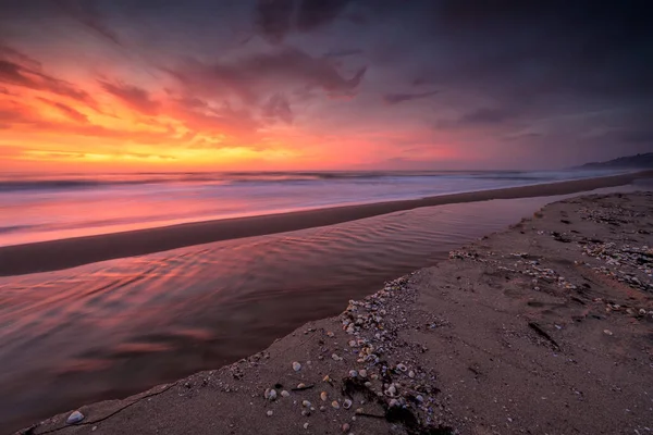 Geweldig Uitzicht Met Kleurrijke Reflecties Het Strand Bij Zonsopgang — Stockfoto