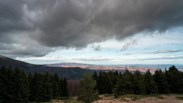 时光流逝 美丽的快速移动的云朵笼罩着覆盖着树木的山坡 保加利亚的巴尔干山脉 — 图库视频影像