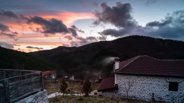 Tiden Förfaller Med Snabbrörliga Moln Över Trädbeklädda Bergssluttningarna Och Byarna — Stockvideo