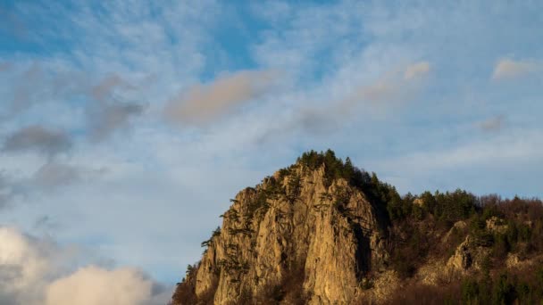 Zeitraffer Tag Mit Bewegten Wolken Über Malerischen Felsen Zeitraffer — Stockvideo