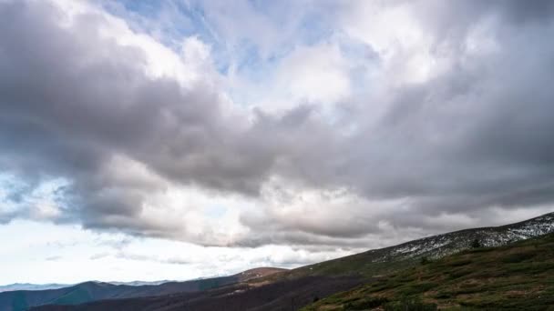 时光流逝 美丽的快速移动的云朵笼罩着覆盖着树木的山坡 保加利亚的巴尔干山脉 — 图库视频影像
