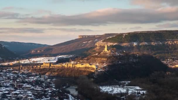 Bulgaristan Veliko Tarnovo Yakınlarındaki Ünlü Çarevetz Kalesinin Üzerinde Hareket Eden — Stok video
