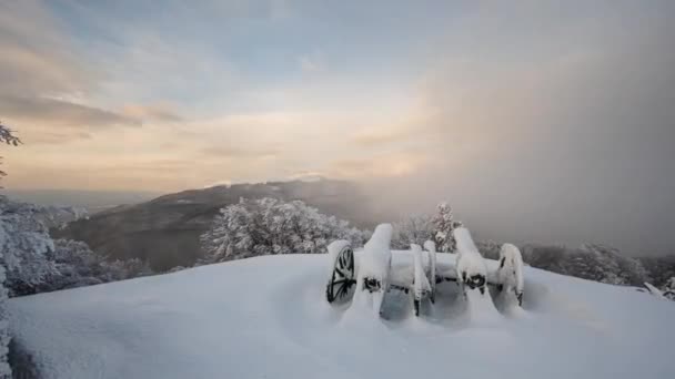 古い大砲の上に美しい高速移動霧と時間経過ビデオシフカ記念碑と日の出時のバルカン山脈の雪に覆われた山の斜面 — ストック動画