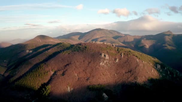 Bulgaristan Rodopes Kentindeki Belintash Yanlarındaki Küçük Köylerin Kayalıkları Etrafında Insansız — Stok video