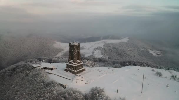 保加利亚日出时分 在希普卡国家纪念碑 自由纪念碑 和巴尔干山脉白雪覆盖的山峰上空盘旋 — 图库视频影像
