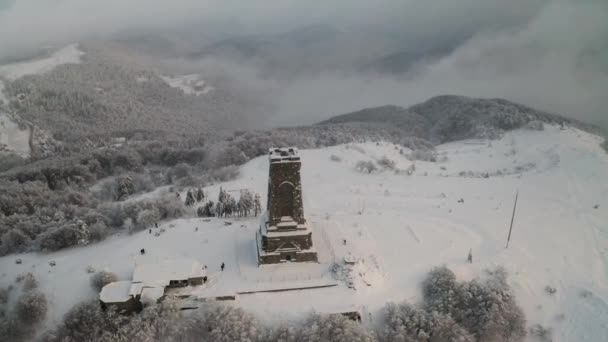 Drone Flygning Ovanför Shipka National Monument Liberty Monument Och Snötäckta — Stockvideo