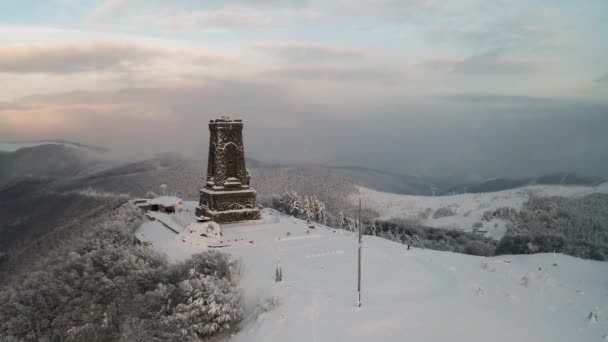 保加利亚日出时分 在希普卡国家纪念碑 自由纪念碑 和巴尔干山脉白雪覆盖的山峰上空盘旋 — 图库视频影像