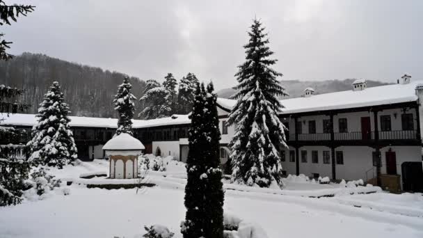 Nevicate Nel Cortile Del Monastero Sokolski Bulgaria Nevicate Inverno Giornata — Video Stock