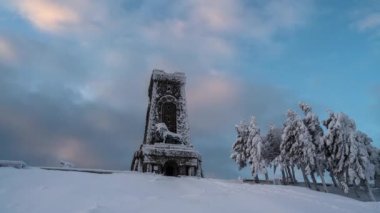 Bulgaristan 'daki Shipka Ulusal Anıtı' nda hareket eden bulutlarda zaman daralması