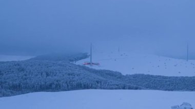 Gündoğumundan bir saat önce Balkan Dağları 'nın karla kaplı yamaçlarında hızla hareket eden sislerle dolu inanılmaz bir hızlandırılmış video.
