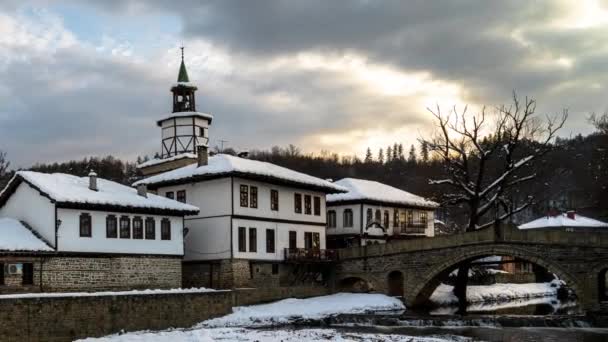 Time Lapse Sunset Moving Clouds Old Houses Covered Snow Revival — Vídeo de stock